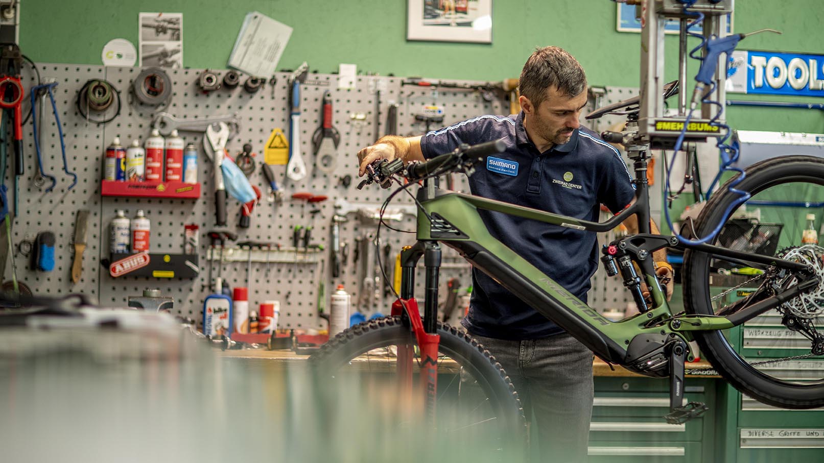 fahrradanhänger abc design test Tour 2 mit 2 Komfortsitzen & Lufträdern 10 years of Haibike E-Bike Mountainbike Farbe:grau (timeless moss)